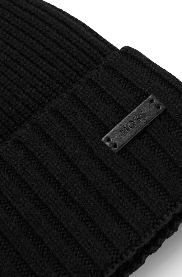 Hugo Boss Czarna czapka typu beanie hugo z dziewiczej wełny z naszywką z logo ze sztucznej skóry czarny R0X0H65343