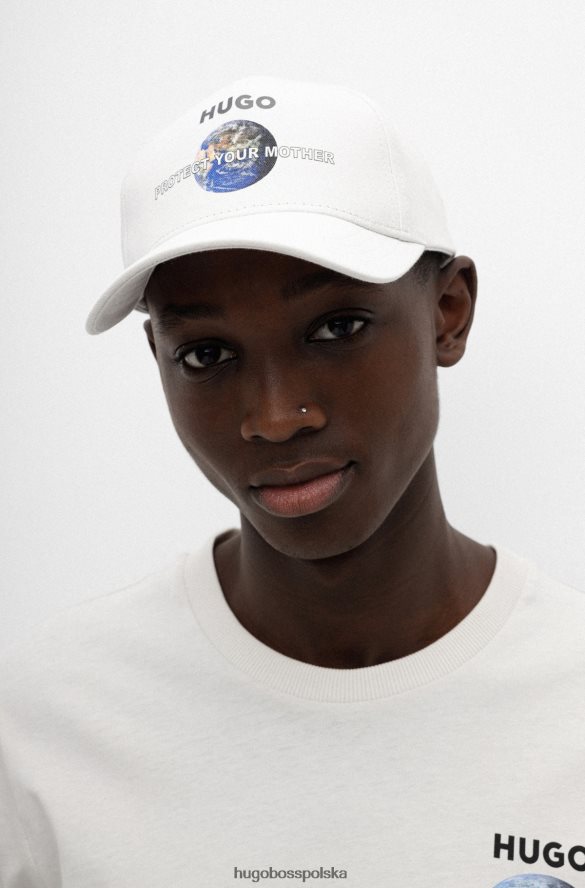 Hugo Boss jasnobeżowa czapka Hugo z bawełnianego diagonalu z nadrukiem Dnia Ziemi jasny beż R0X0H65809