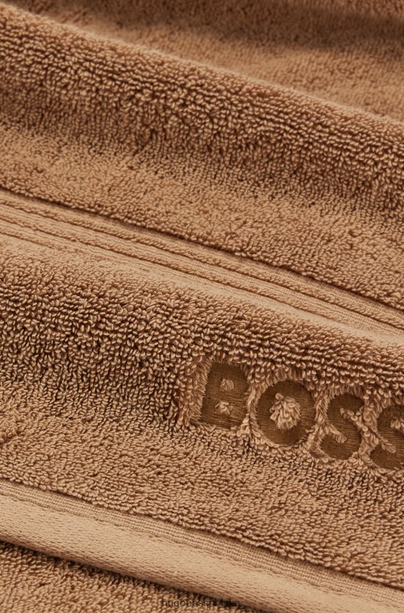 Hugo Boss Brązowy ręcznik do rąk hugo z logo i bawełną egejską brązowy R0X0H65607