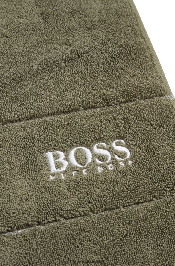 Hugo Boss zielona mata łazienkowa z egipskiej bawełny z kontrastowym logo hugo ciemnozielony R0X0H65661