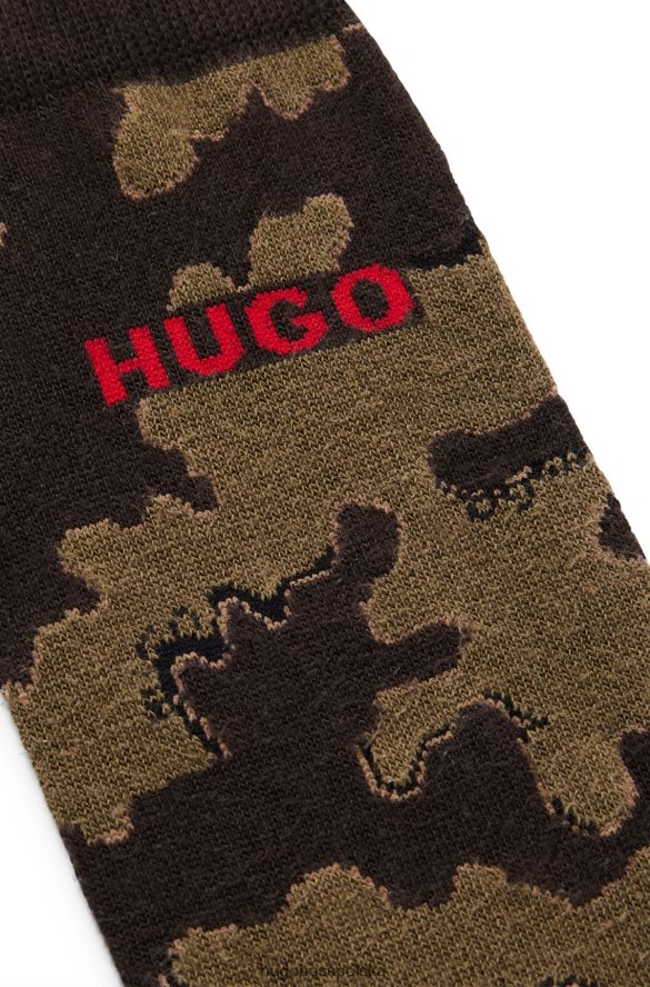 Hugo Boss ciemnozielone krótkie skarpetki z mieszanki bawełny organicznej z kamuflażowym wzorem hugo ciemnozielony R0X0H63901
