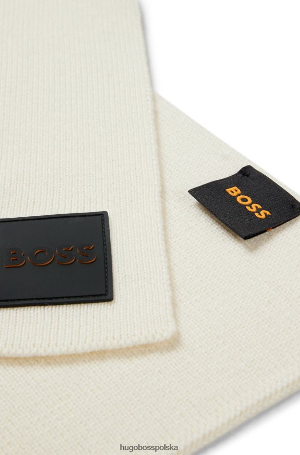 Hugo Boss Prążkowany szalik z miękkiej przędzy z silikonową naszywką z logo Hugo w kolorze białym biały R0X0H65169