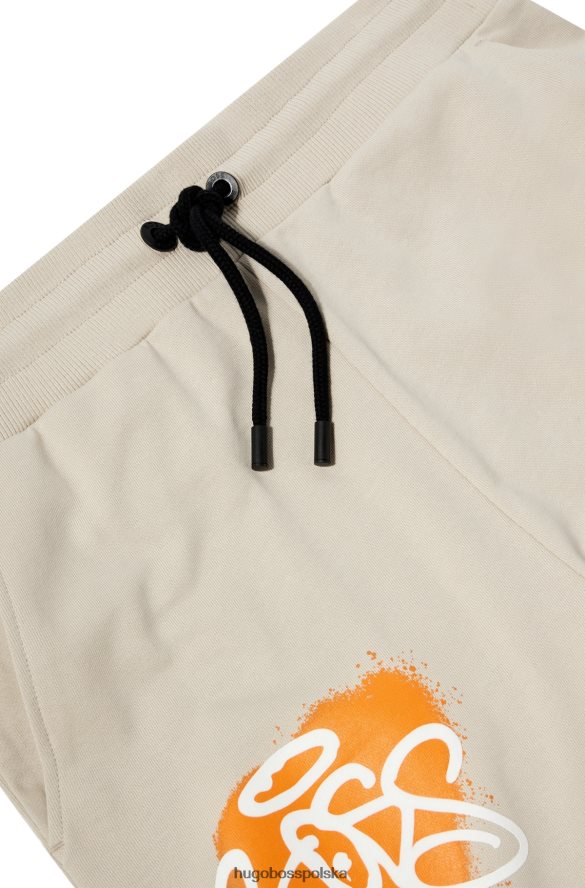 Hugo Boss Hugo jasnobeżowe spodnie dresowe o swobodnym kroju z grafiką graffiti jasny beż R0X0H61905