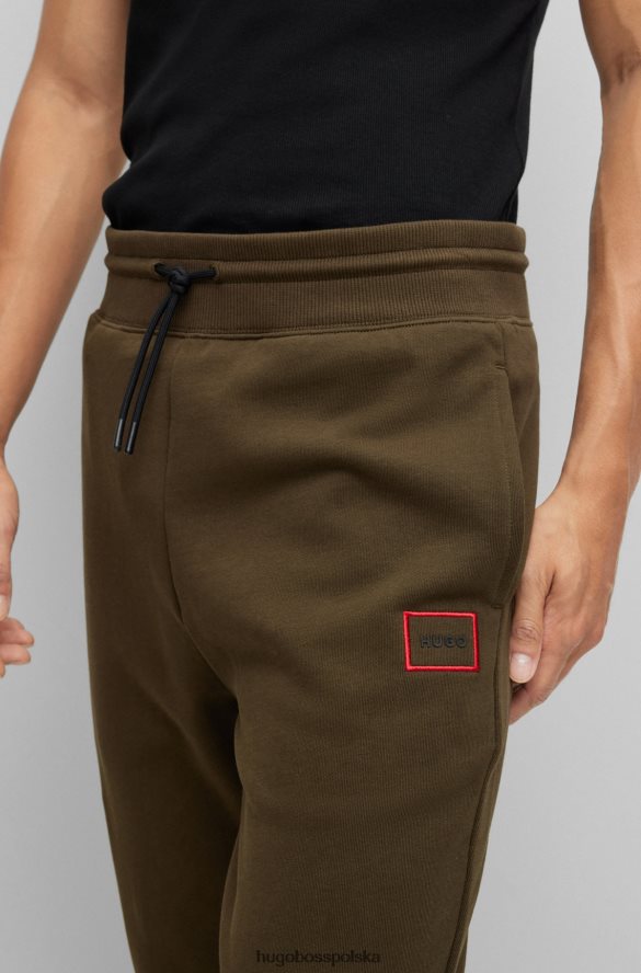Hugo Boss Spodnie dresowe hugo z bawełny frotte i ciemnozielonym logo w czerwonej ramce ciemnozielony R0X0H61068