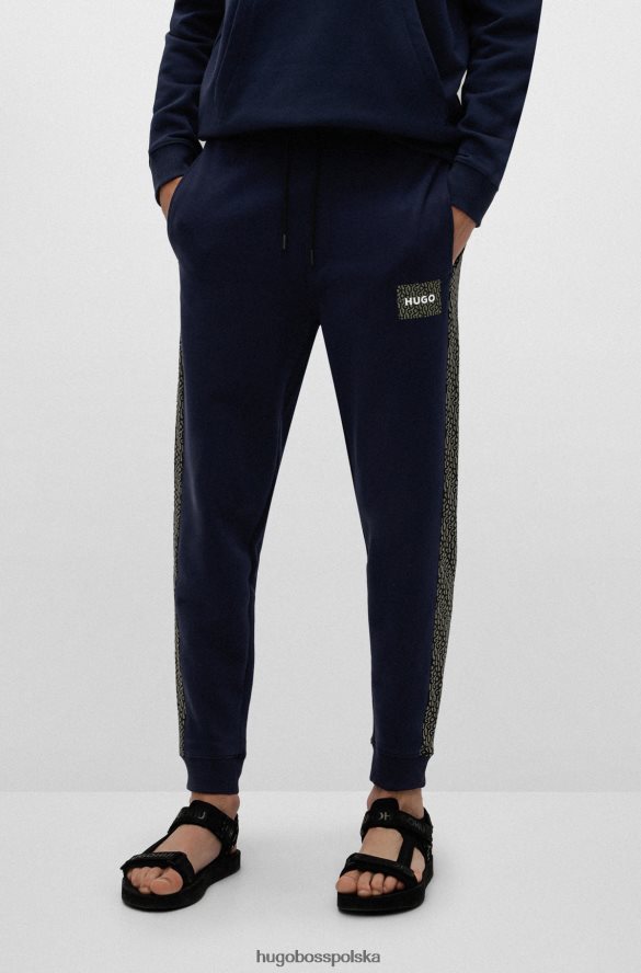 Hugo Boss ciemnoniebieskie spodnie dresowe z bawełny frotte z naszywką z logo i wstawkami hugo ciemny niebieski R0X0H62571