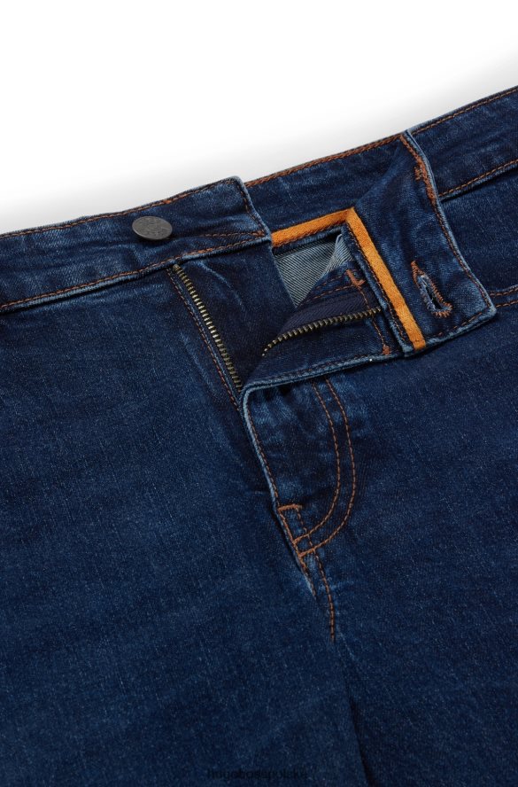 Hugo Boss ciemnoniebieskie dżinsy Hugo o dopasowanym kroju z marmurkowo-niebieskiego, wygodnego dżinsu ze stretchem ciemny niebieski R0X0H62004