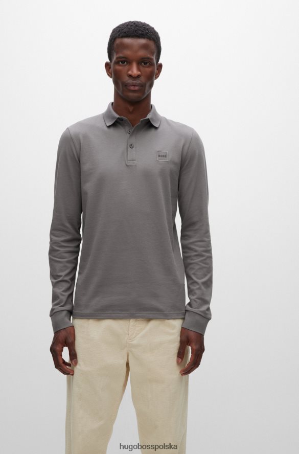 Hugo Boss ciemnoszara, dopasowana koszulka polo z długimi rękawami i naszywką z logo hugo ciemno szary R0X0H61964