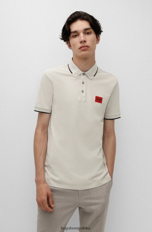 Hugo Boss jasnobeżowa, bawełniana koszulka polo o dopasowanym kroju z czerwoną metką z logo hugo jasny beż R0X0H61811