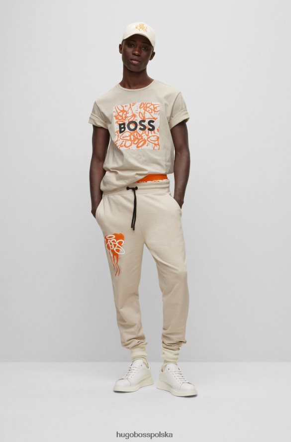 Hugo Boss bawełniana koszulka hugo z logo i grafiką graffiti w kolorze jasnobeżowym jasny beż R0X0H61691