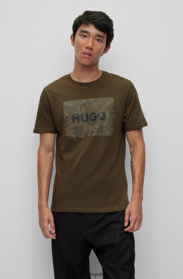 Hugo Boss bawełniana koszulka z nadrukiem w kamuflaż marki Hugo w kolorze ciemnozielonym ciemnozielony R0X0H63080