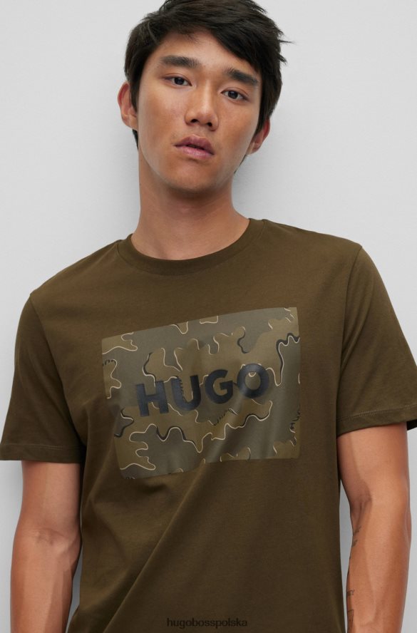 Hugo Boss bawełniana koszulka z nadrukiem w kamuflaż marki Hugo w kolorze ciemnozielonym ciemnozielony R0X0H63080