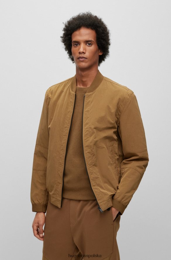Hugo Boss beżowa wodoodporna kurtka o regularnym kroju z naszywką z logo hugo beżowy R0X0H63770