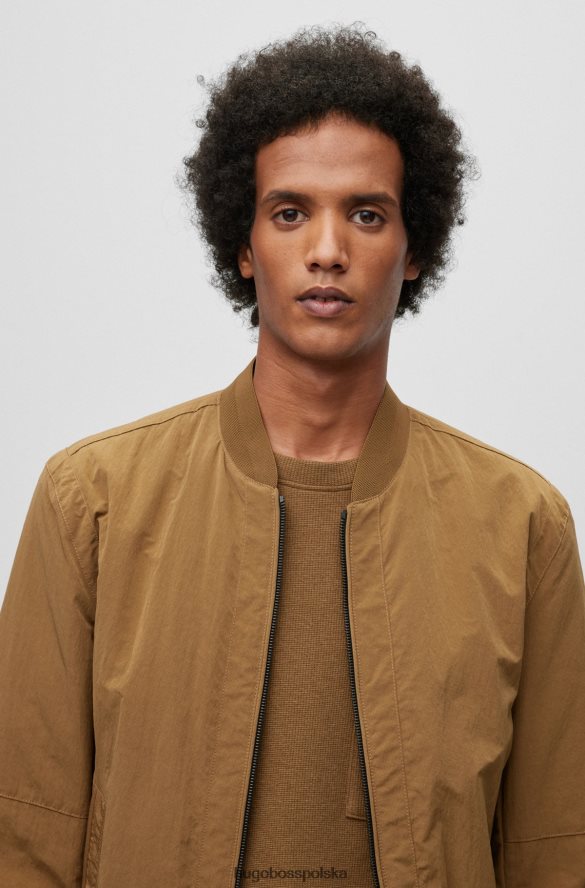 Hugo Boss beżowa wodoodporna kurtka o regularnym kroju z naszywką z logo hugo beżowy R0X0H63770
