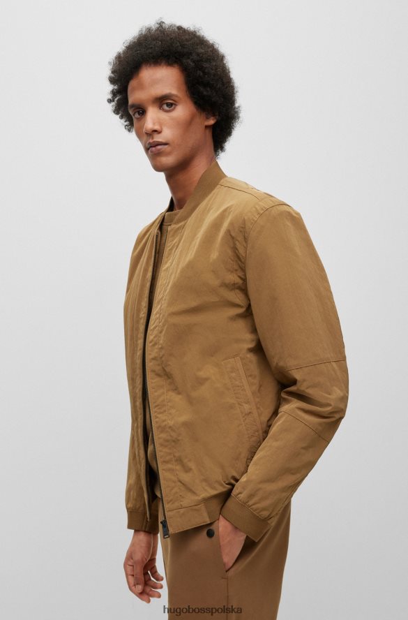 Hugo Boss beżowa wodoodporna kurtka o regularnym kroju z naszywką z logo hugo beżowy R0X0H63770